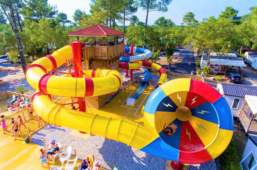 Toboganes acuáticos coloridos y parque acuático en el camping CAPFUN Sud Land en Labenne-Ocean (40).