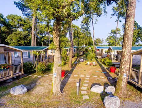Cómodos Mobil-homes con terrazas sombreadas en el camping CAPFUN Sud Land en Labenne-Ocean (40).