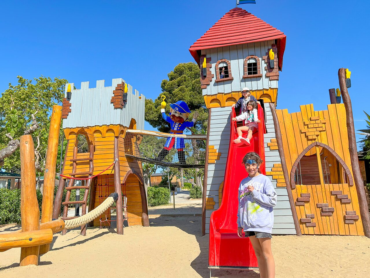 Zona de juegos castillo, tobog�n y ni�os en el camping CAPFUN Alba en CREIXELL (43).