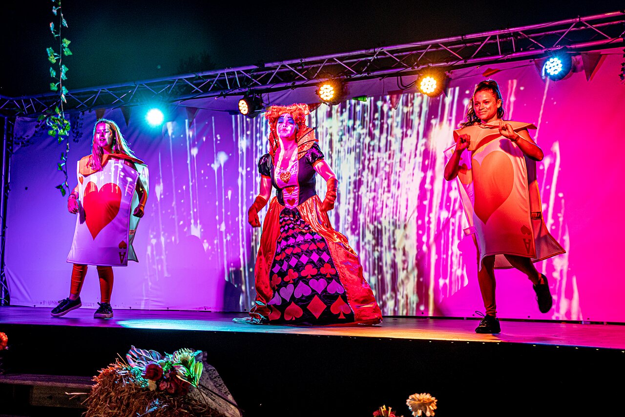 Espect�culo disfraces Reina de Corazones y cartas en camping CAPFUN Alba en CREIXELL (43).