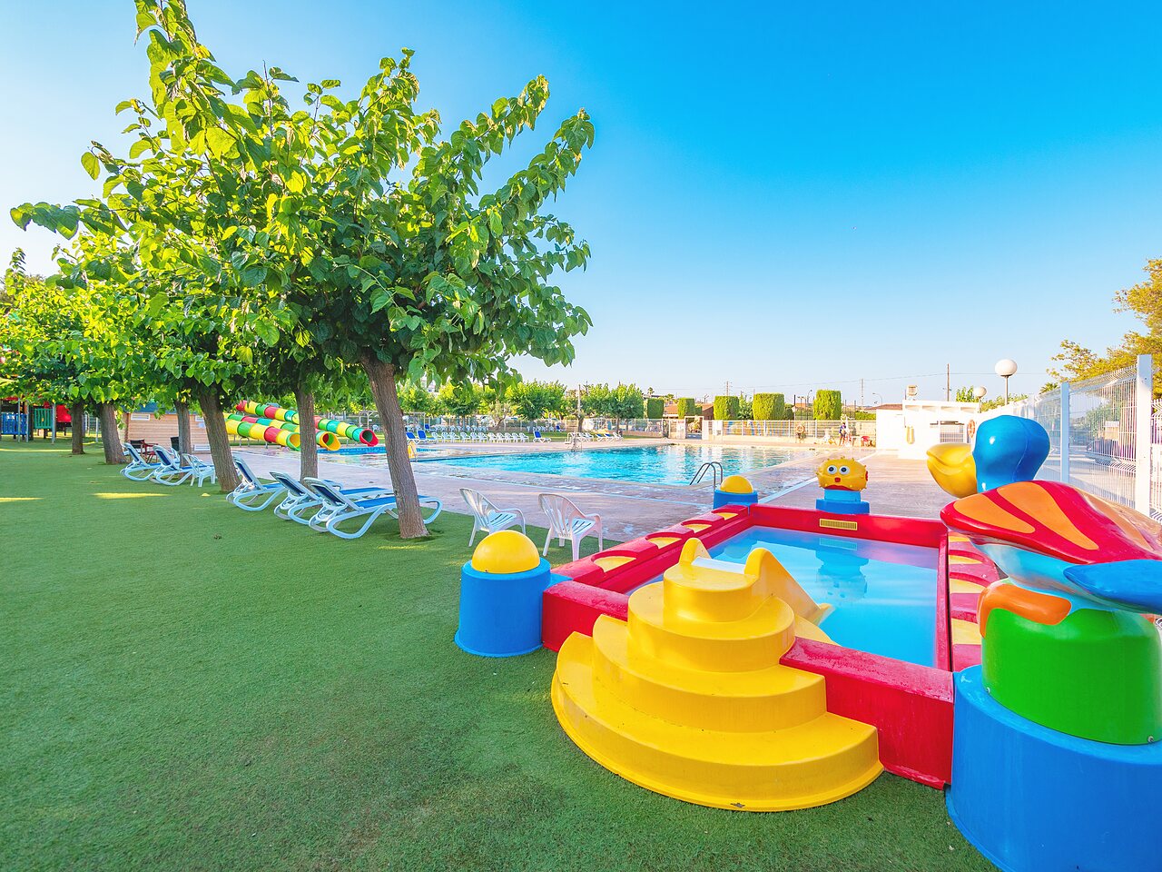 Piscina, juegos acu�ticos, tumbonas en camping CAPFUN Alba en CREIXELL (43).