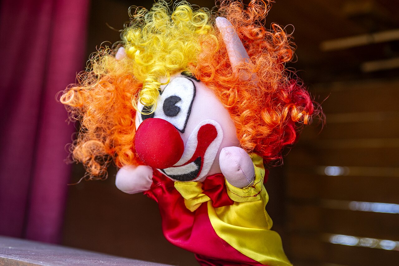 Marioneta de payaso colorida para espect�culo de animaci�n en el camping CAPFUN Alba en CREIXELL (43).