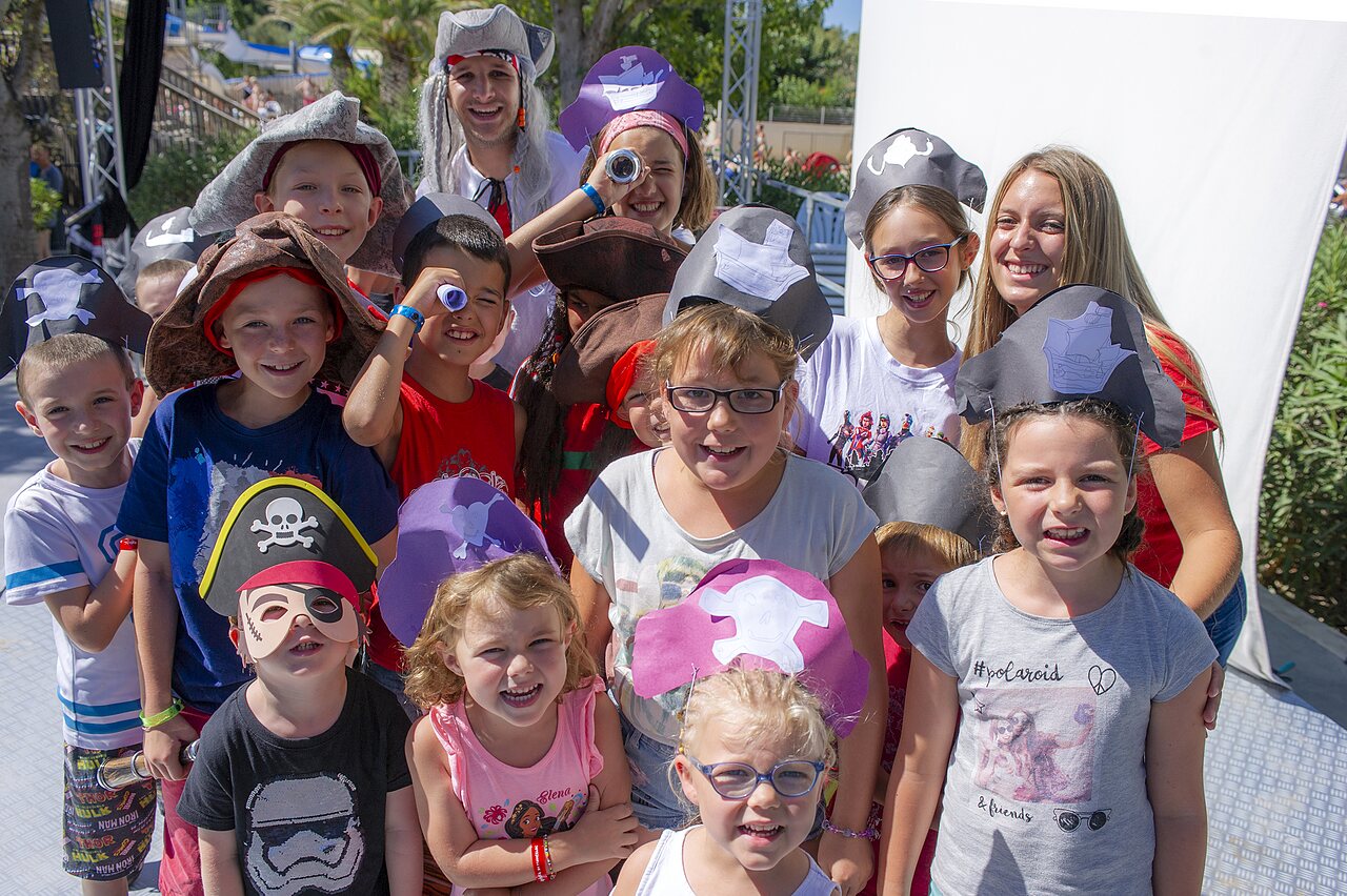 Animaci�n pirata con ni�os y animadores sonrientes en el camping CAPFUN Alba en CREIXELL (43).