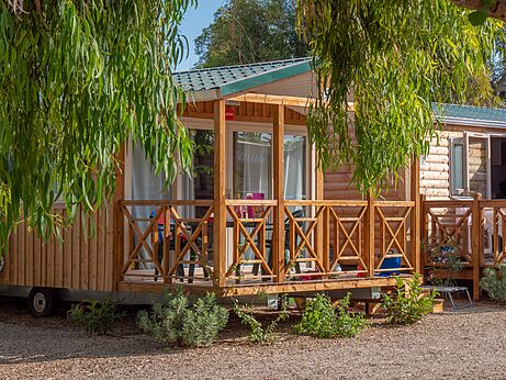 Mobil-home de madera con terraza amueblada en el camping CAPFUN Alba en CREIXELL (43).