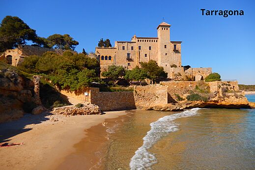 Castillo de Tamarit en la playa cerca de Tarragona, Catalu�a.