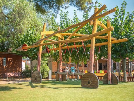 Columpio gigante de madera en el camping CAPFUN Alba en CREIXELL (43).