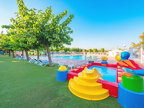 Piscina infantil colorida y toboganes acuáticos en el camping CAPFUN Alba en CREIXELL (43).