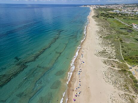 Playa de arena fina y mar turquesa vista aérea en el camping CAPFUN Alba en CREIXELL (43).