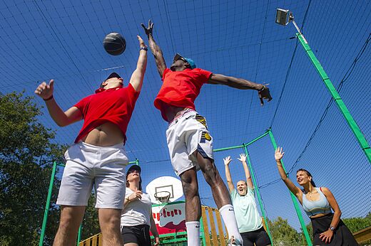 Baloncesto en cancha multideporte en el camping CAPFUN Alba en CREIXELL (43).