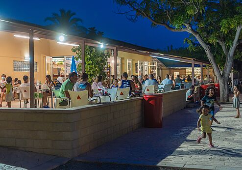 Terraza de restaurante animada con familias y niños en el camping CAPFUN Alba en CREIXELL (43).