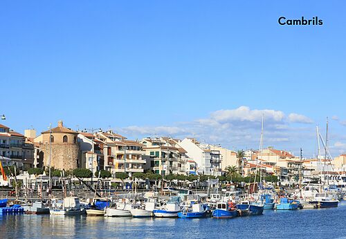 Puerto deportivo de Cambrils con barcos y edificios hist�ricos, Costa Dorada.