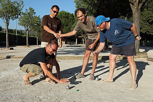 Amigos jugando a la petanca en la cancha del camping CAPFUN Alba en CREIXELL (43).