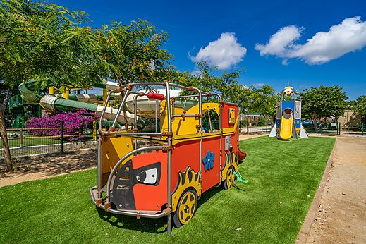 Zona de juegos colorida con estructuras lúdicas y toboganes en el camping CAPFUN Alba en CREIXELL (43).