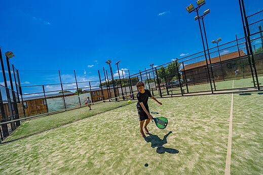 Cancha de pádel exterior con jugadores en el camping CAPFUN Alba en CREIXELL (43).