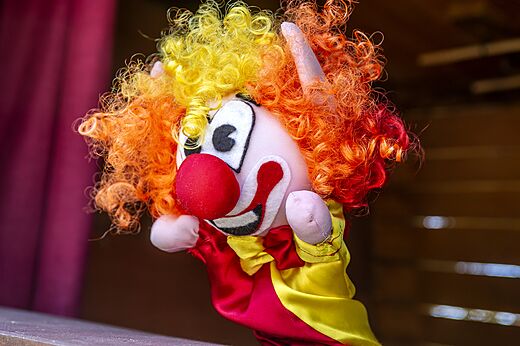 Marioneta payaso colorida para la animaci�n infantil en el camping CAPFUN Alba en CREIXELL (43).