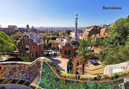 Banco de mosaico colorido y casas de Gaud� en el Parque G�ell, Barcelona.