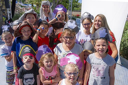 Niños y animadores piratas en actividad de animación en camping CAPFUN Alba a CREIXELL.