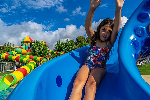 Tobog�n acu�tico azul con ni�a, parque acu�tico CAPFUN Alba, CREIXELL (43).