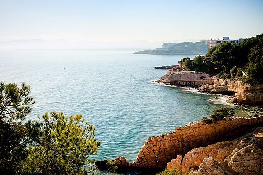 Vista panor�mica de la costa rocosa y el mar al camping CAPFUN Alba en CREIXELL (43).