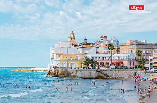 Sitges, ciudad costera con playa animada y edificios hist�ricos para descubrir en Catalu�a.