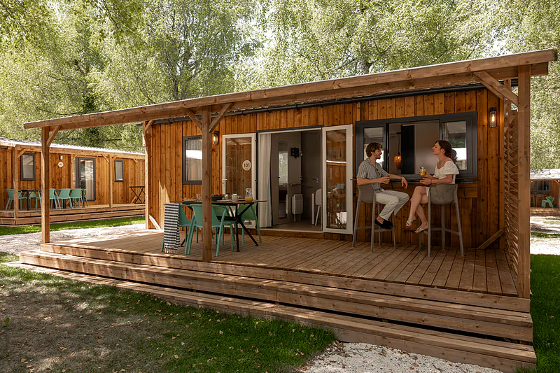 Mobil-home madera, terraza, pareja en camping CLICOCHIC Aloua en Sevrier (74).