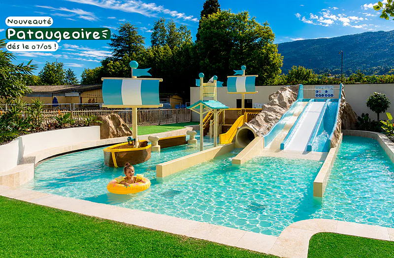 Piscina infantil con toboganes y barco en el camping CLICOCHIC Aloua en Sevrier (74).