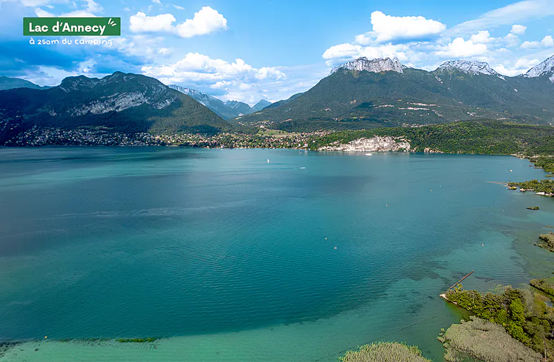 Lago de Annecy, aguas turquesas y montañas majestuosas en Alta Saboya.
