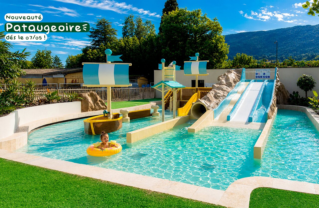 Piscina infantil con toboganes y barco en el camping CLICOCHIC Aloua en Sevrier (74).