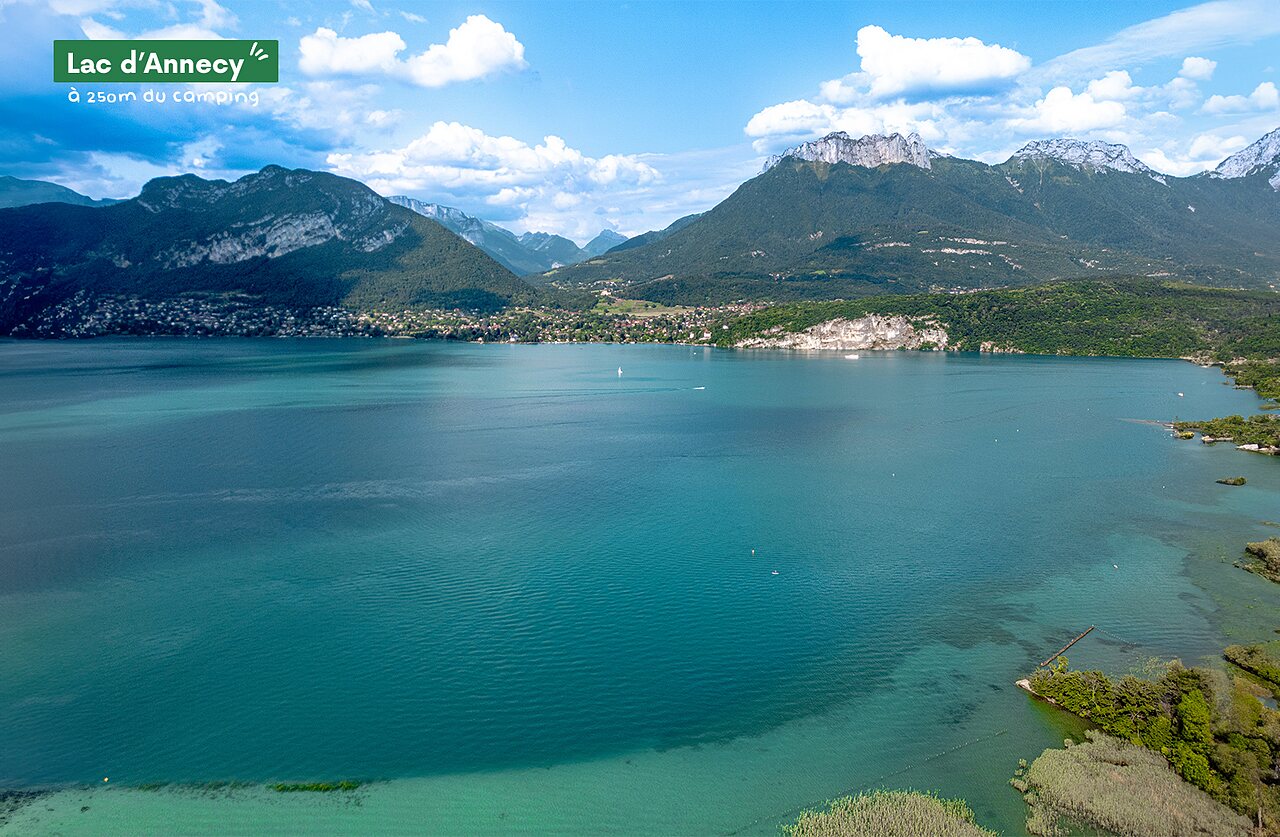Lago de Annecy, aguas turquesas y montañas majestuosas en Alta Saboya.