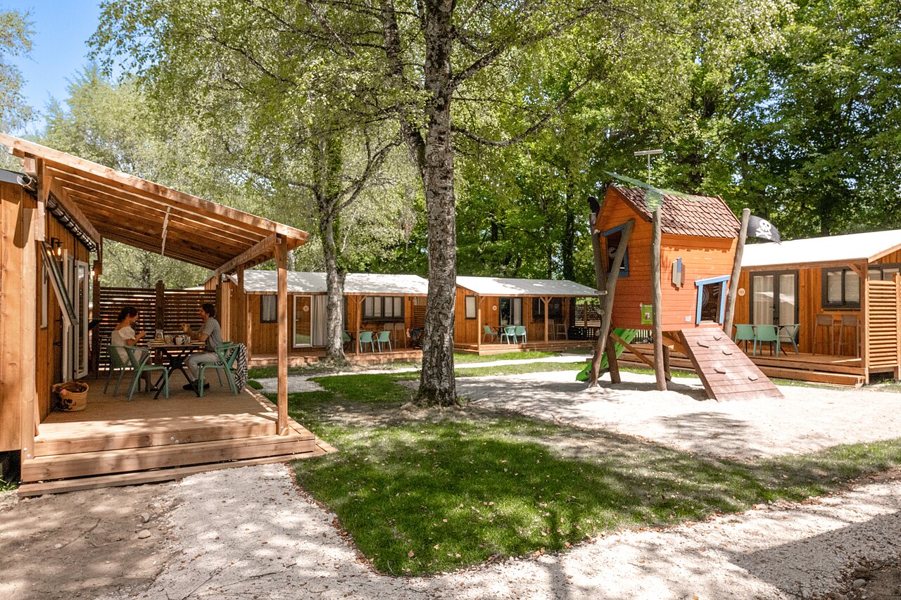 Casas móviles de madera, terraza y zona de juegos en camping CLICOCHIC Aloua en Sevrier.