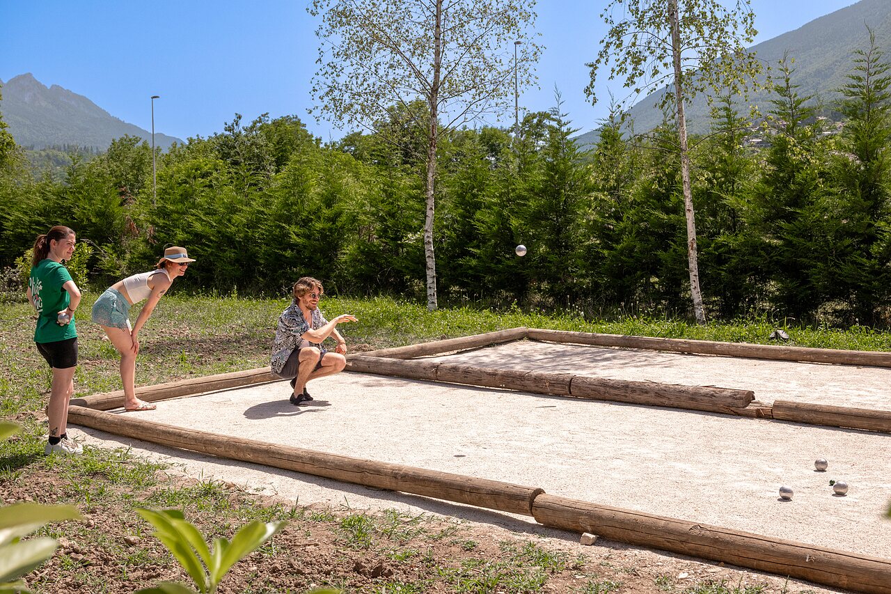 Campo de petanca con jugadores en el camping CLICOCHIC Aloua en Sevrier (74).