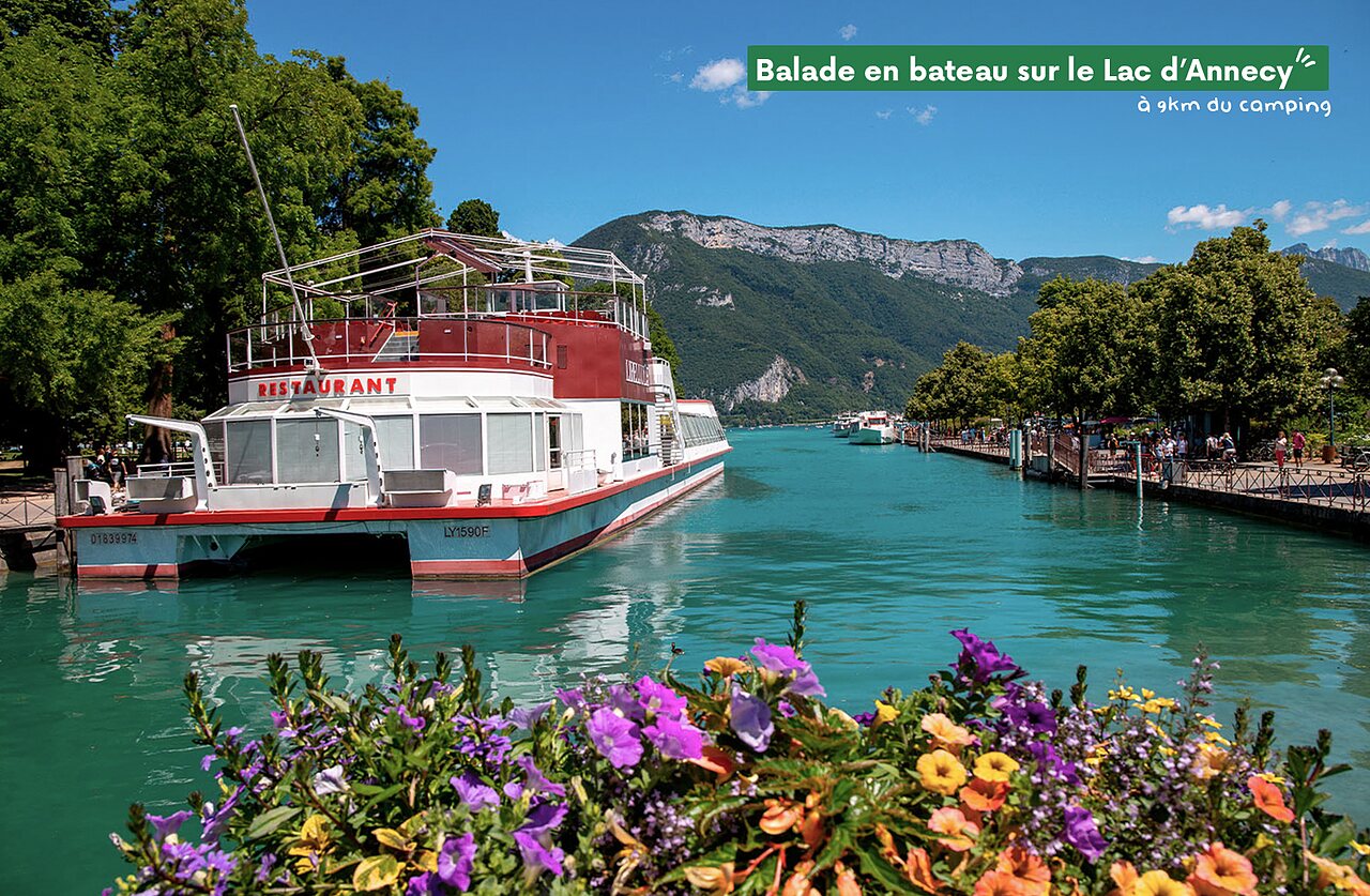 Barco restaurante en el Lago de Annecy, actividad náutica cerca de Annecy, Alta Saboya.