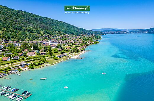 Lago de Annecy, aguas turquesas, monta�as y pueblo de Sevrier, Alta Saboya.