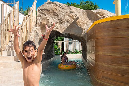 Ni�os disfrutando del r�o acu�tico en el camping CLICOCHIC Aloua en Sevrier (74).
