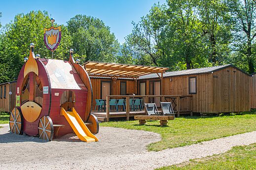 �rea de juegos carruaje y Mobil-homes en el camping CLICOCHIC Aloua en Sevrier (74).