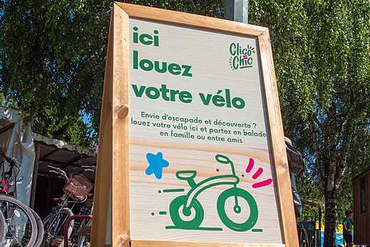 Cartel de alquiler de bicicletas en el camping CLICOCHIC Aloua en Sevrier (74).