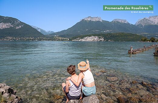 Paseo de las Roselières junto al lago de Annecy con montañas de fondo.