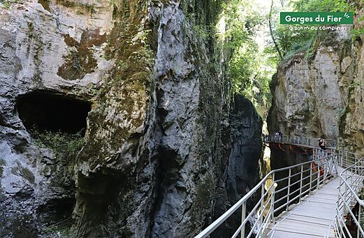 Pasarela suspendida en las Gargantas del Fier, sitio natural cerca de Annecy, Alta Saboya.
