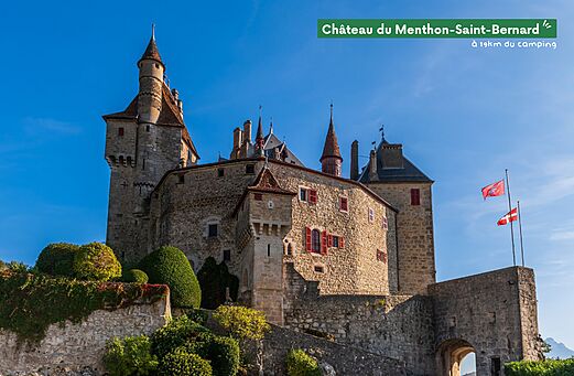 Castillo de Menthon-Saint-Bernard, fortaleza medieval histórica cerca de Annecy en Alta Saboya.