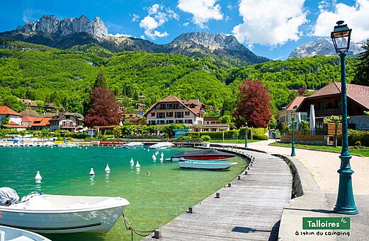 Pueblo de Talloires a orillas del lago de Annecy, Alta Saboya.
