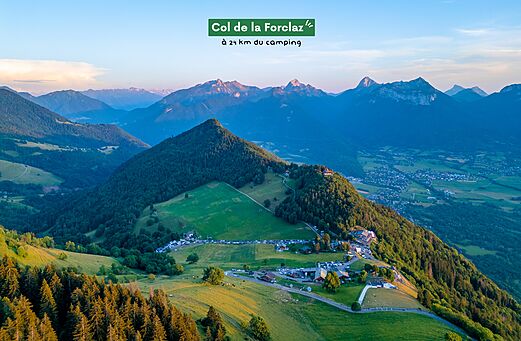 Col de la Forclaz, vista panor�mica monta�osa cerca del lago de Annecy.