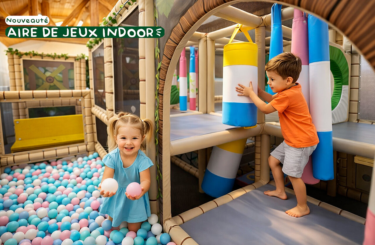 Zona de juegos interior y piscina de bolas en el camping CLICOCHIC Alpes Lodges en Pralognan la Vanoise (73).