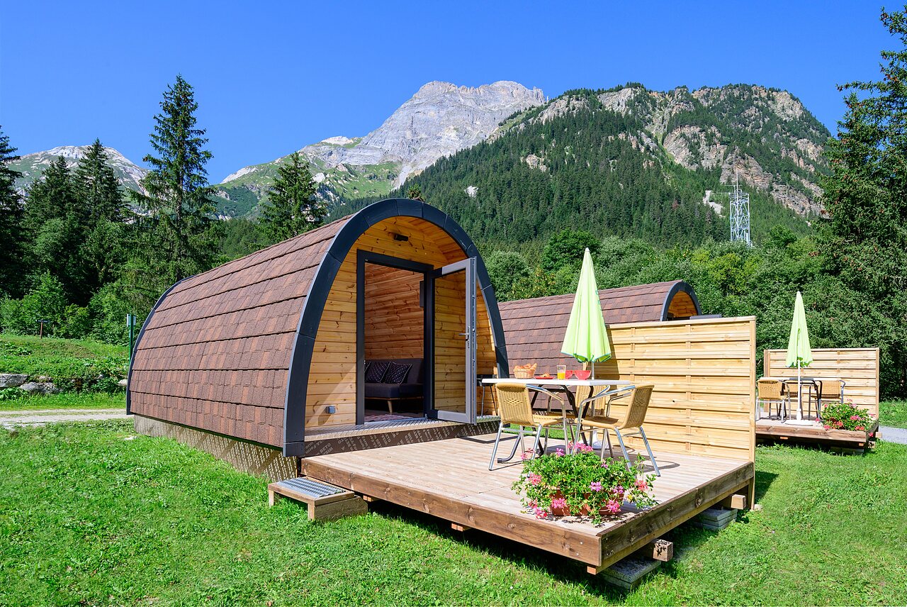 Pods de madera con terraza, vista monta�a, camping CLICOCHIC Alpes Lodges.