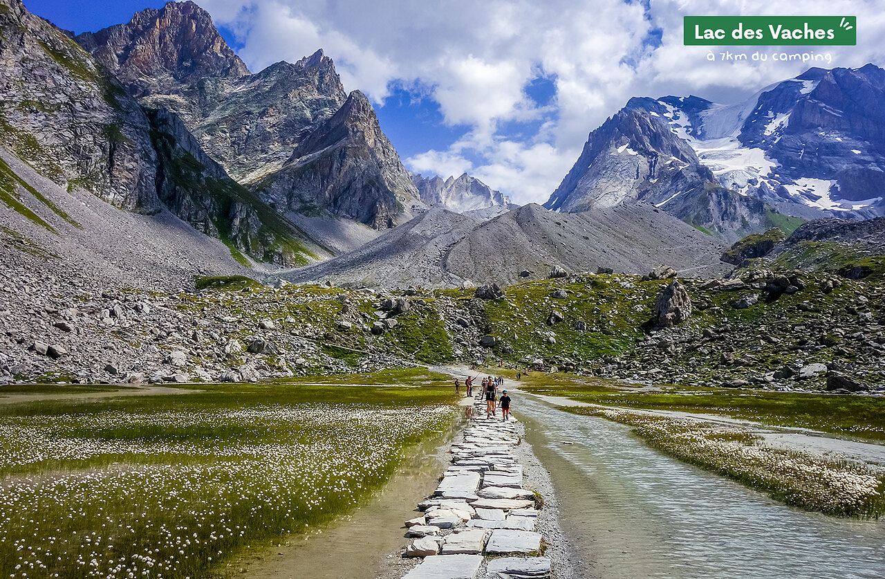 Sendero de losas cruzando Lac des Vaches, majestuosas monta�as alpinas, Pralognan la Vanoise.