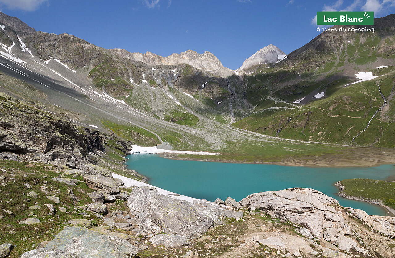 Lago Blanco, lago de monta�a turquesa rodeado de picos nevados, cerca de Pralognan.