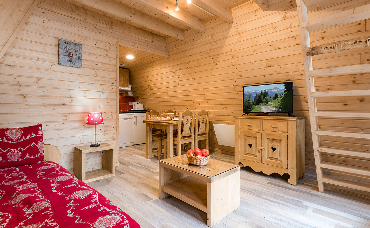 Chalet de madera, sal�n, cocina y altillo en el camping CLICOCHIC Alpes Lodges en Pralognan la Vanoise (73).
