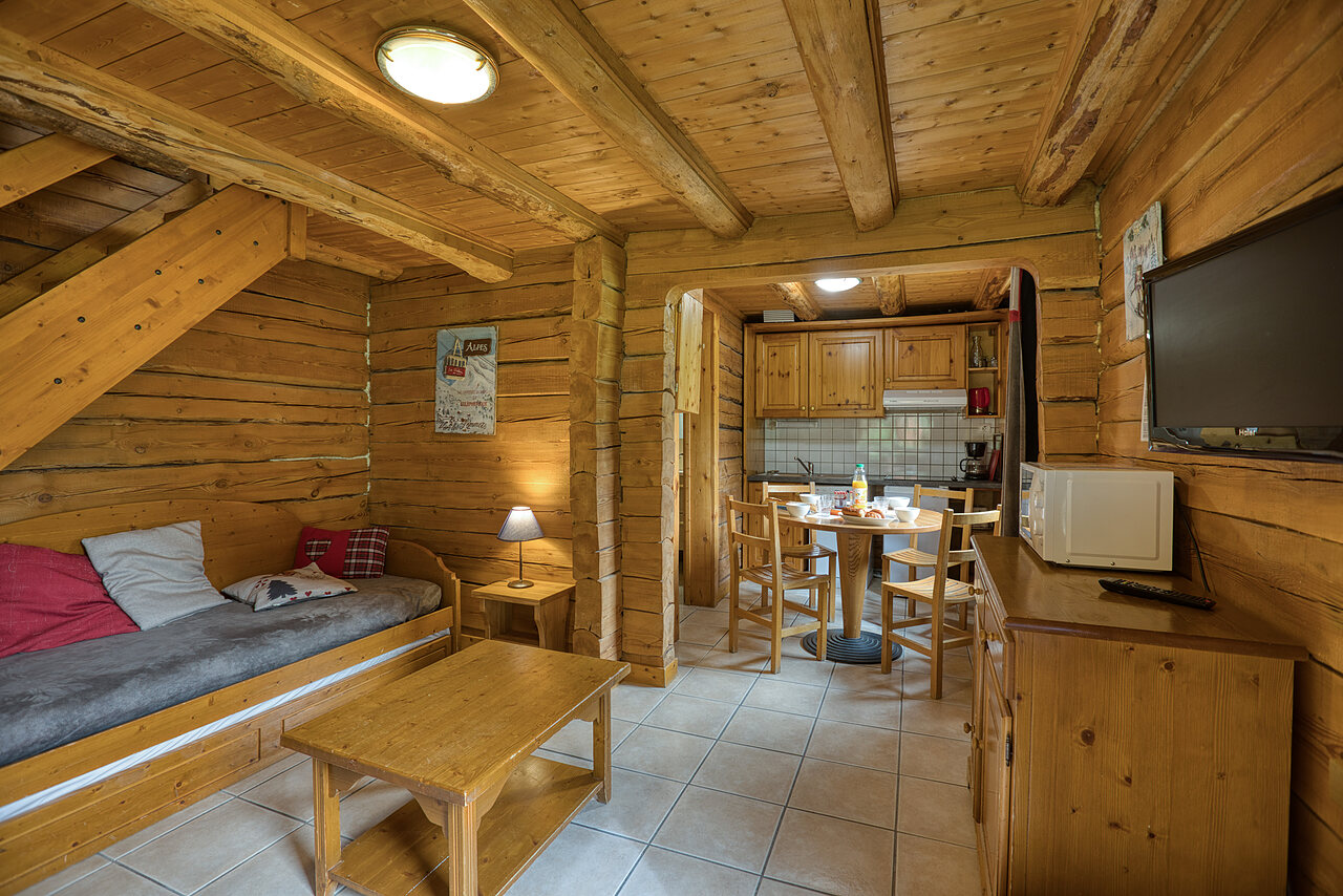 Chalet de madera, sal�n, cocina en el camping CLICOCHIC Alpes Lodges en Pralognan la Vanoise (73).