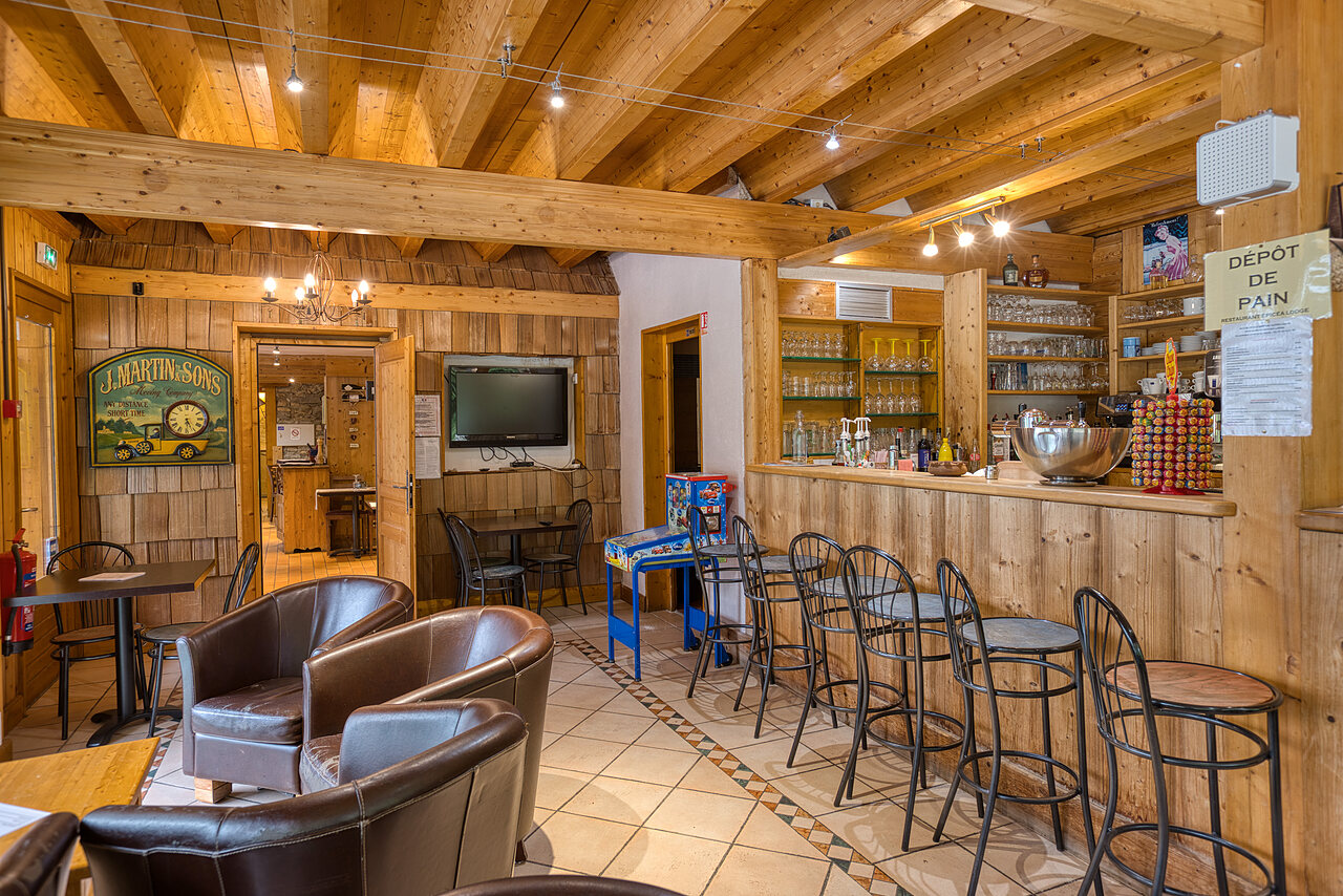 Bar de madera, sal�n y tienda de comestibles en el camping CLICOCHIC Alpes Lodges en Pralognan la Vanoise (73).