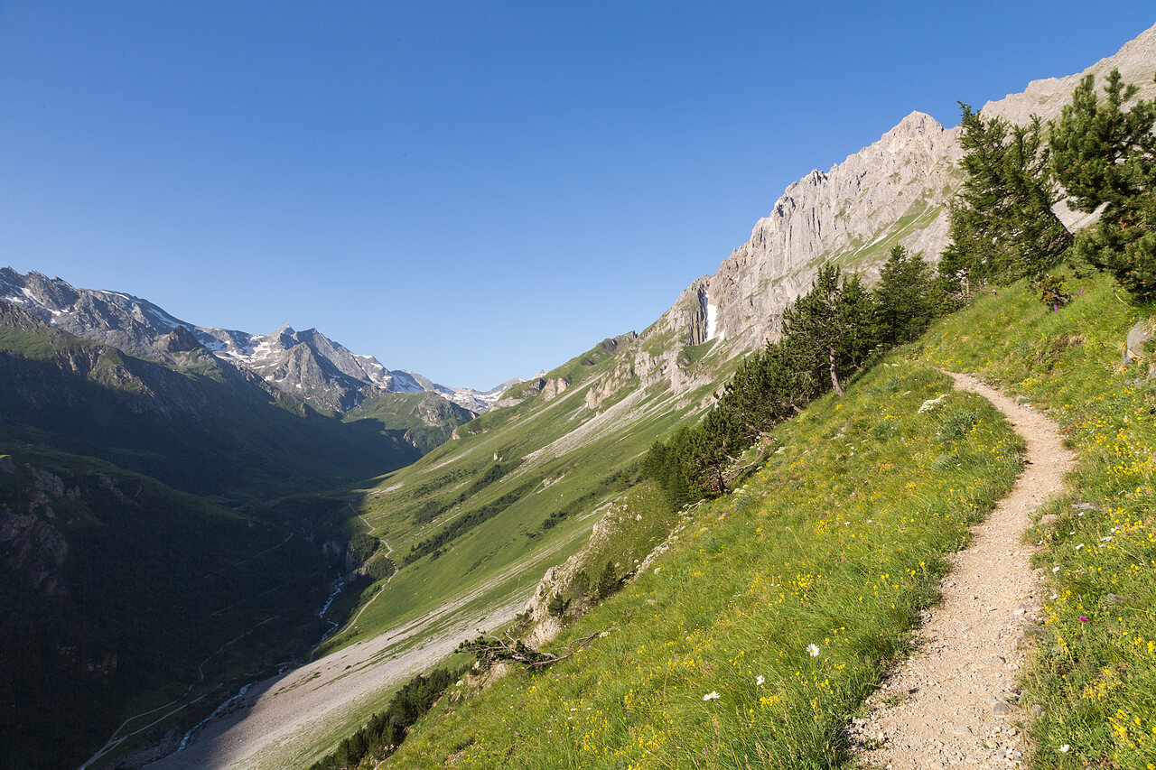 Sendero monta�oso, vista alpina en el camping CLICOCHIC Alpes Lodges en Pralognan la Vanoise (73).