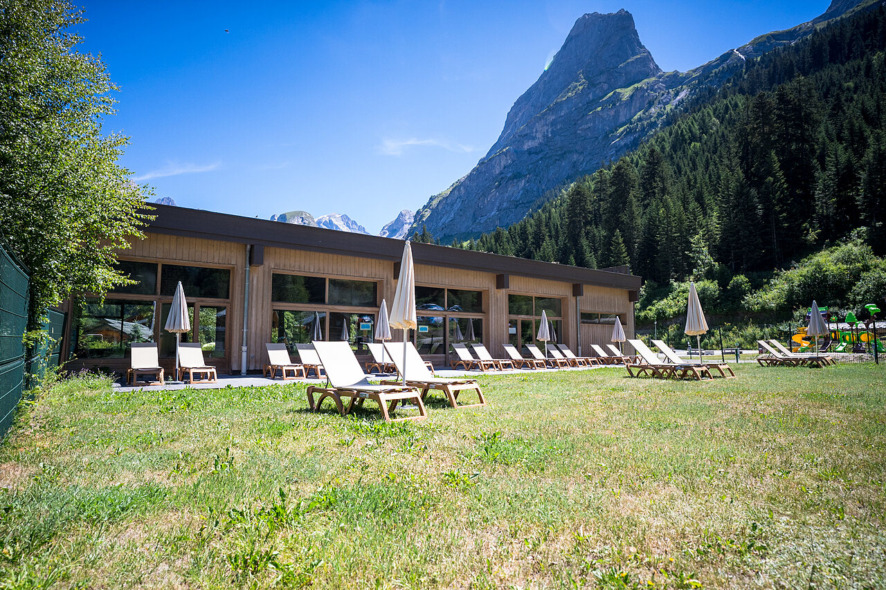 Tumbonas, parque infantil, monta�a en el camping CLICOCHIC Alpes Lodges en Pralognan la Vanoise (73).